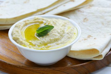 geleneksel humus dip pide üzerinde ahşap bir masa ile nohut