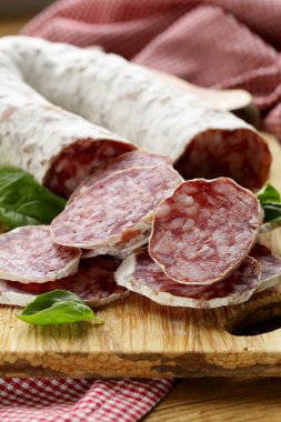 ahşap tahta üzerinde füme incelik sosis (salam)