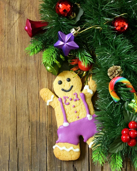 Tradicional hombre de jengibre de Navidad con decoraciones festivas y árbol de Navidad —  Fotos de Stock