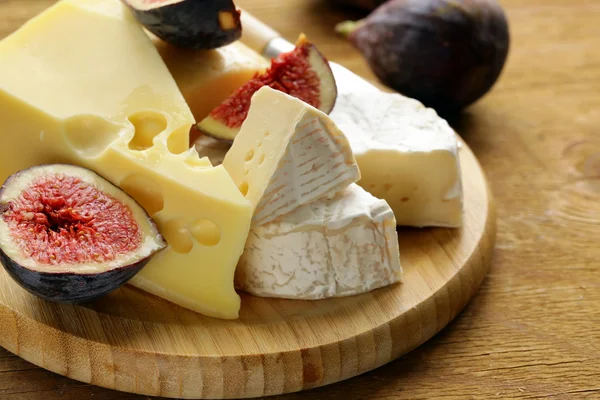 Cheeseboard with maasdam, camembert, cheddar cheese and figs — Stock Photo, Image