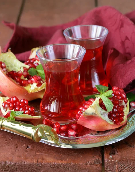 Tè alla frutta melograno in tazze di vetro tradizionali — Foto Stock