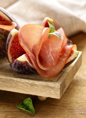 Mor olgun incir ile jambon füme - geleneksel antipasti meze