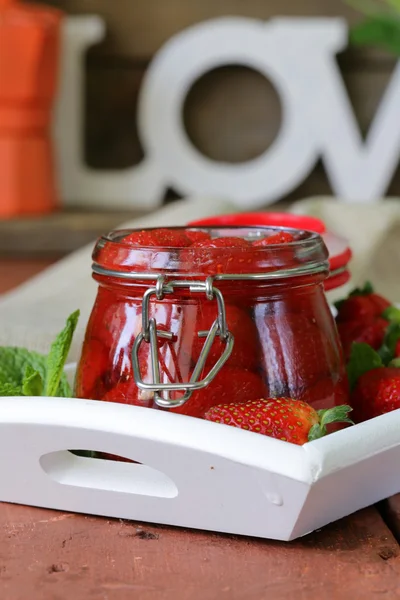 Mermelada casera de fresas frescas maduras en un frasco de vidrio — Foto de Stock