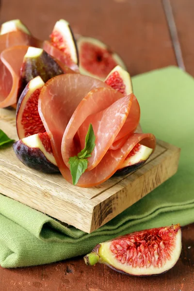 Ripe purple figs with smoked ham - a traditional antipasti appetizer — Stock Photo, Image