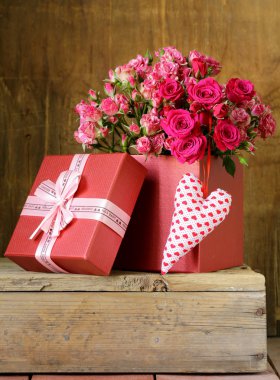 hediye kutusu ahşap zemin ile gül buketi