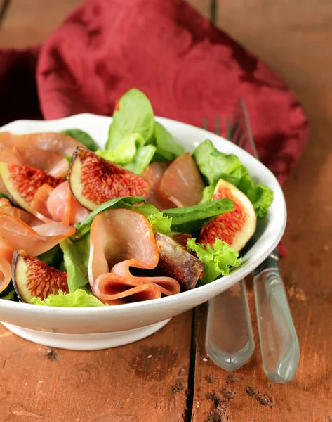 Salat mit geräuchertem Schinken und frischen süßen Feigen — Stockfoto