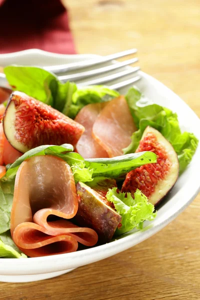 Salade au jambon fumé et figues douces fraîches — Photo
