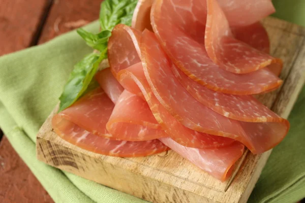 Gerookt varkensvlees ham op cutting houten plank — Stockfoto