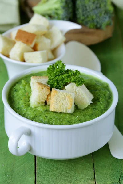 Sopa de creme de brócolis vegetal com croutons brancos e salsa — Fotografia de Stock