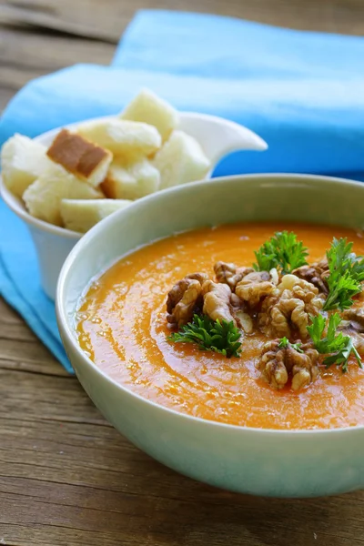 Sopa de creme de abóbora vegetal com nozes e salsa — Fotografia de Stock