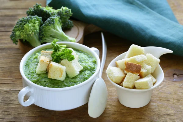 Krémová zeleninová brokolicová polévka s bílým krutony a petrželkou — Stock fotografie
