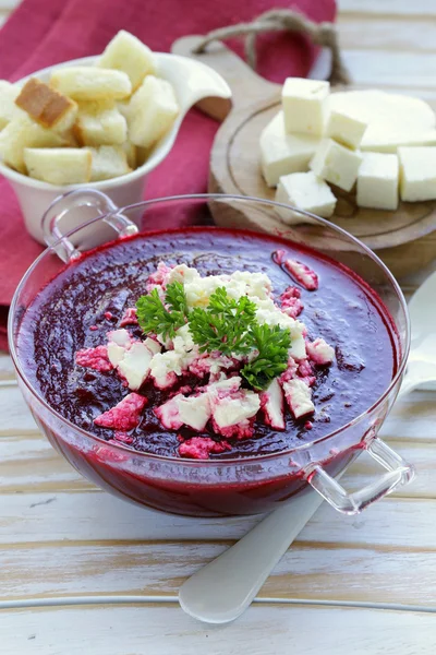 Sopa de creme vegetal de beterraba com queijo de cabra macio — Fotografia de Stock