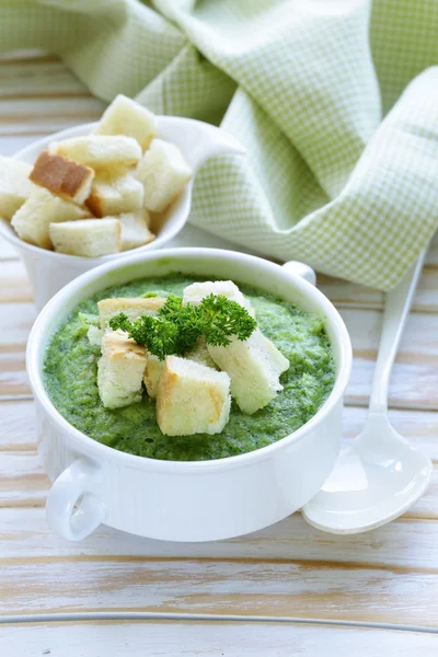 Vegetable broccoli cream soup with white croutons and parsley — Stock Photo, Image