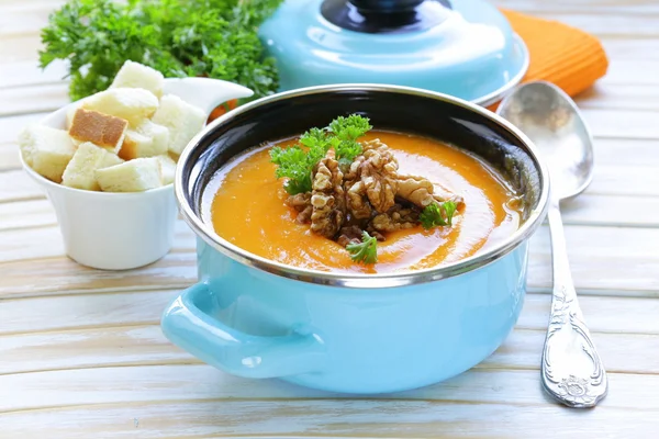 Vegetable pumpkin cream soup with walnuts and parsley — Stock Photo, Image