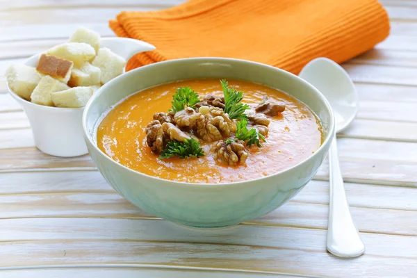 Sopa de creme de abóbora vegetal com nozes e salsa — Fotografia de Stock