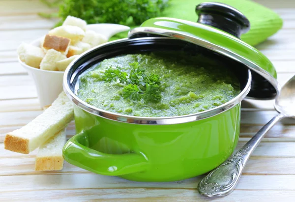 Sopa de crema de brócoli vegetal con croutons blancos y perejil —  Fotos de Stock