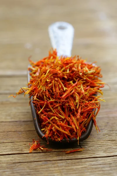 Saffran krydda på en trä bakgrund makro skott mjukt fokus — Stockfoto