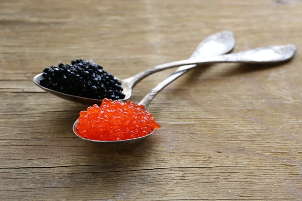 Traditionele Russische delicatesse rode en zwarte kaviaar — Stockfoto