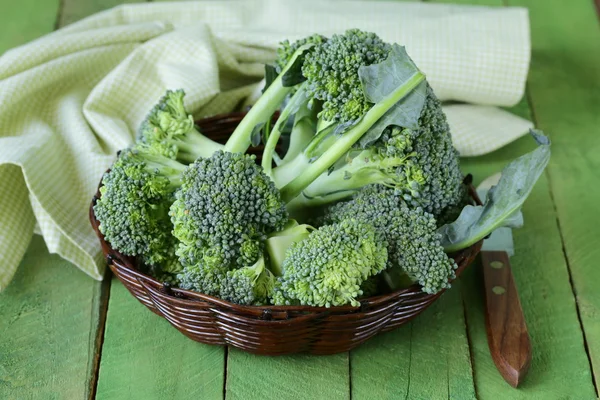 Brócoli orgánico fresco en una canasta de mimbre — Foto de Stock