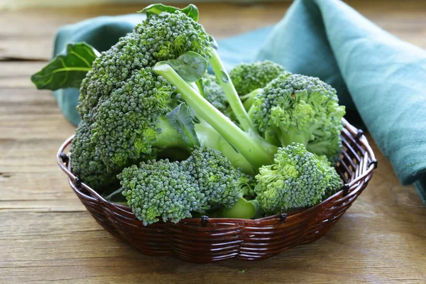 Fresh organic broccoli in a wicker basket — Stock Photo, Image