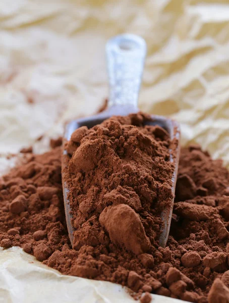 Cacau em pó natural (chocolate) em uma colher de cerâmica — Fotografia de Stock