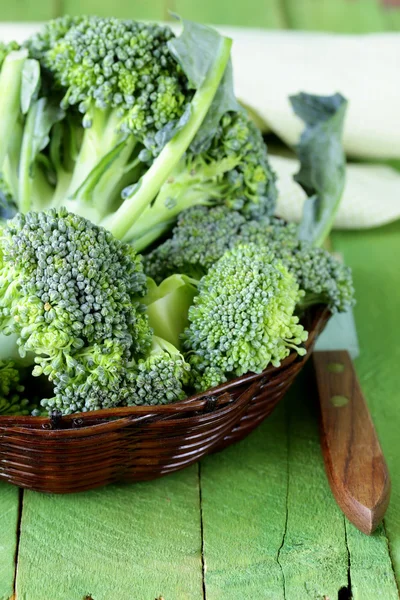 Fresh organic broccoli in a wicker basket — Stock Photo, Image