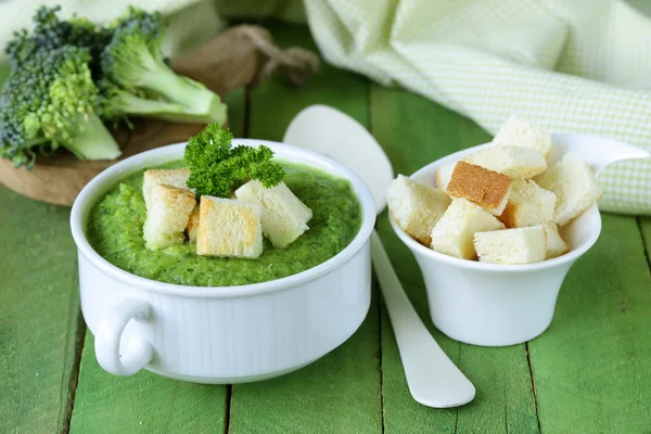 Vegetable broccoli cream soup with white croutons and parsley — Stock Photo, Image