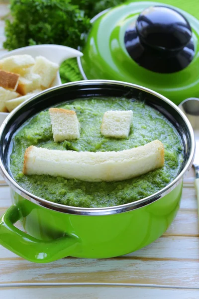 Vegetable broccoli cream soup with white croutons and parsley — Stock Photo, Image