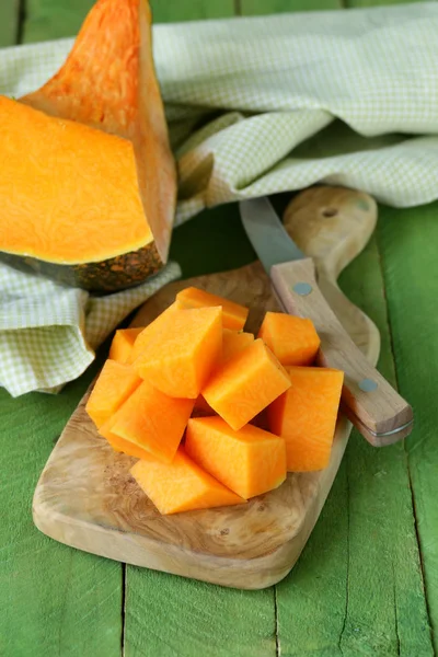Friss narancssárga sütőtök, a konyha fórumon — Stock Fotó