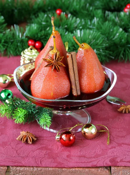 Birnen in Wein mit Gewürzen (Zimt und Anis) gekocht Weihnachtstisch — Stockfoto