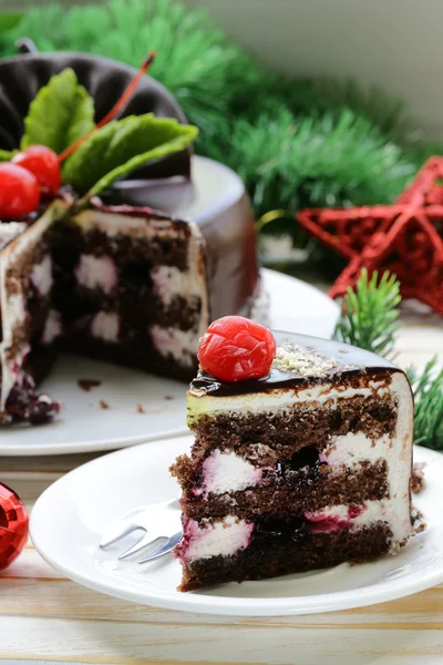 お祝いテーブルでおいしいクリスマス チョコレート ケーキ — ストック写真