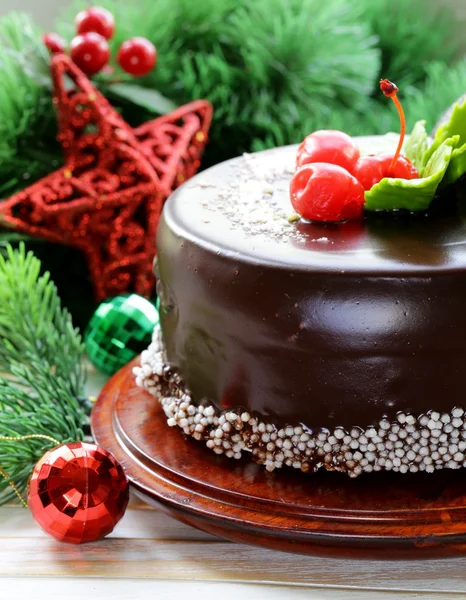 Delicioso pastel de chocolate de Navidad en la mesa festiva —  Fotos de Stock