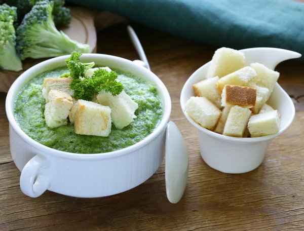 Sopa de creme de brócolis vegetal com croutons brancos e salsa — Fotografia de Stock
