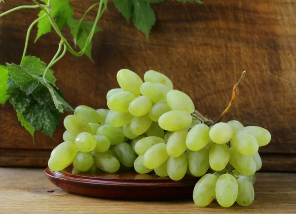 Fresh organic green grapes on a wooden table — Stock Photo, Image