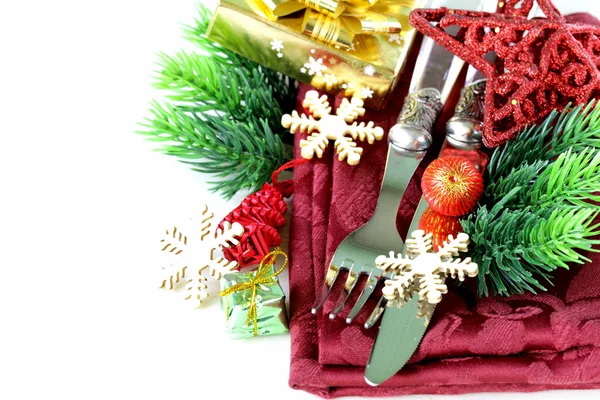 Apparecchiatura tavola di Natale con decorazioni festive e fiocchi di neve — Foto Stock