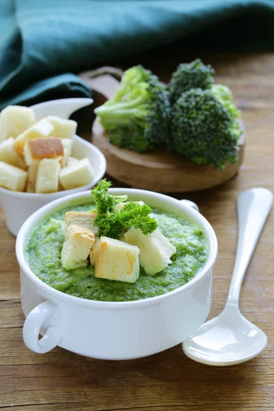 Plantaardige broccoli crème soep met witte croutons en peterselie — Stockfoto