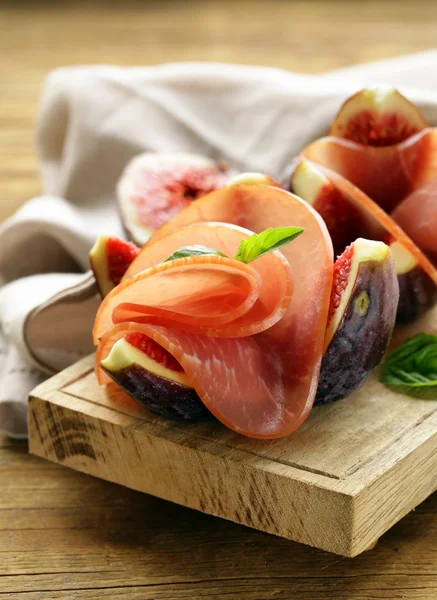 Fichi viola maturi con prosciutto affumicato - antipasti tradizionali — Foto Stock