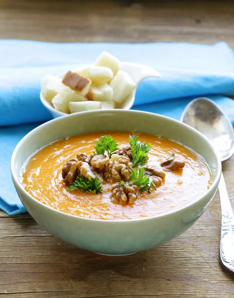 Суп из овощных тыквенных сливок с орехами и петрушкой — стоковое фото