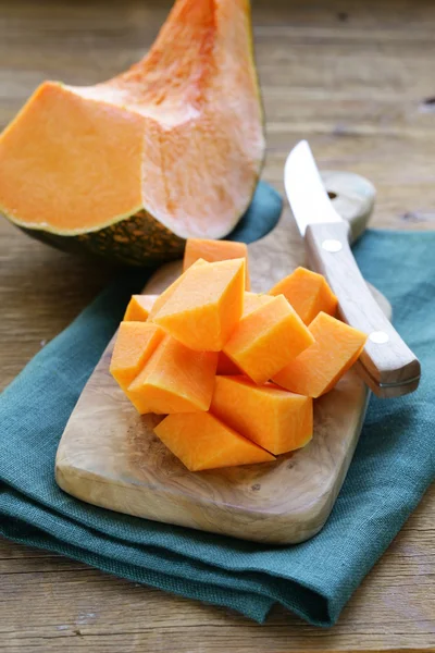 Свіжий апельсиновий гарбуз на дошці кухні — стокове фото