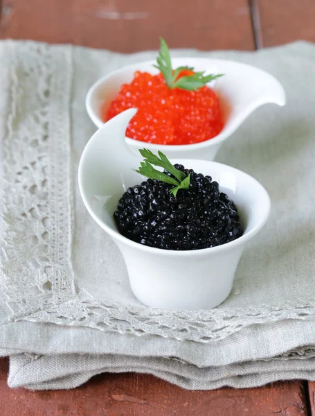 Délicatesse russe traditionnelle caviar rouge et noir — Photo