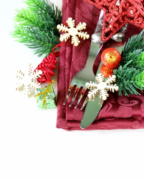 Mesa de Navidad con decoraciones festivas y copos de nieve — Foto de Stock