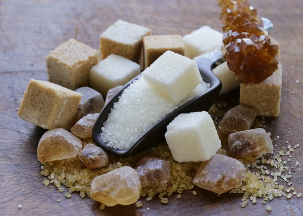 Different types of sugar - brown, white and refined sugar — Stock Photo, Image