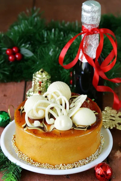 Feestelijke kerst cake karamel koekje versierd met witte chocolade — Stockfoto