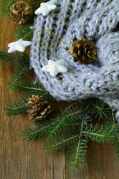 Composición navideña con una bufanda de punto y decoraciones — Foto de Stock