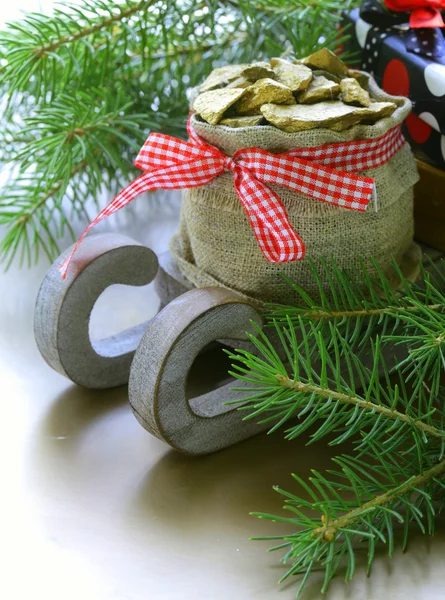 Composición navideña - trineo de madera con regalos y ramas de abeto —  Fotos de Stock