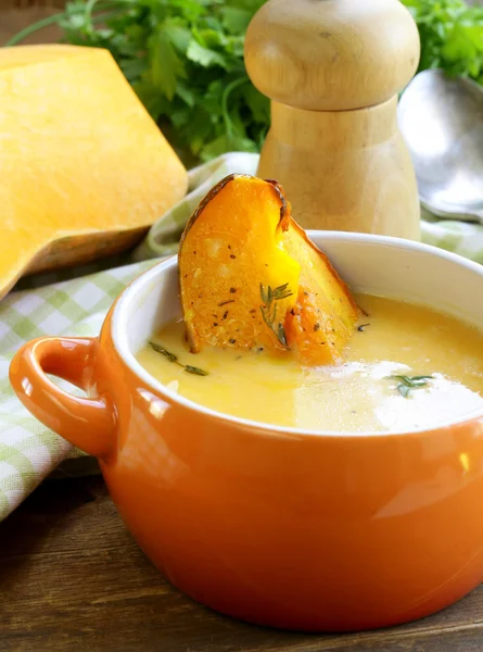 Тыквенный сливочный суп с кусочками жареной тыквы и тимьяна — стоковое фото
