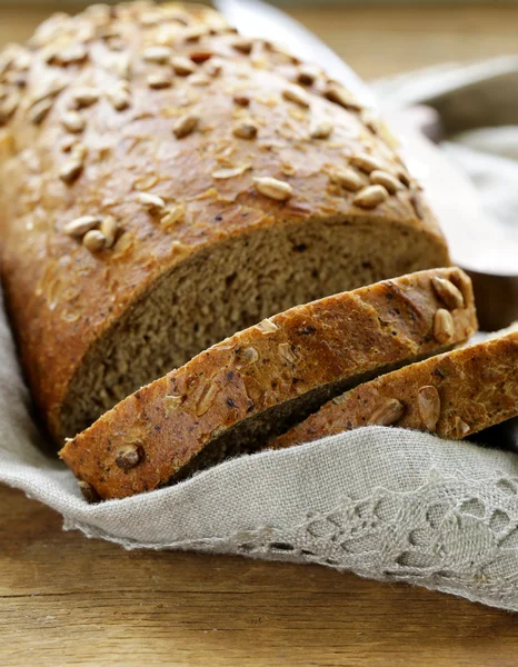 Ayçiçeği tohumu ile çavdar ekmek — Stok fotoğraf