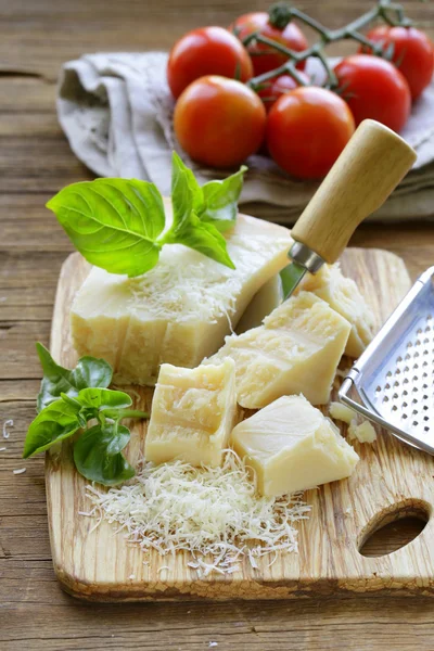 ahşap tahta üzerinde taze lezzetli zor parmesan peyniri