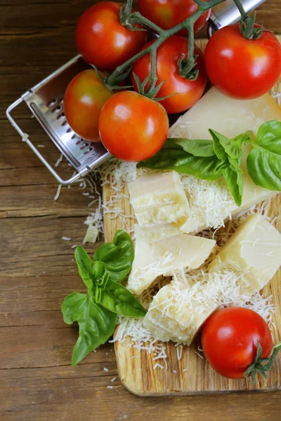 Queso parmesano duro fresco y sabroso sobre una tabla de madera —  Fotos de Stock