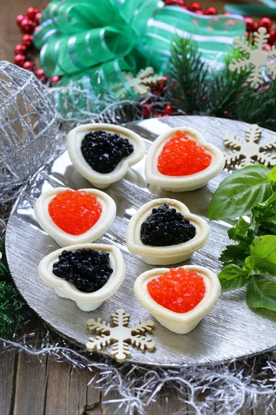 Tartaletas de aperitivo navideño festivo con caviar rojo y negro — Foto de Stock